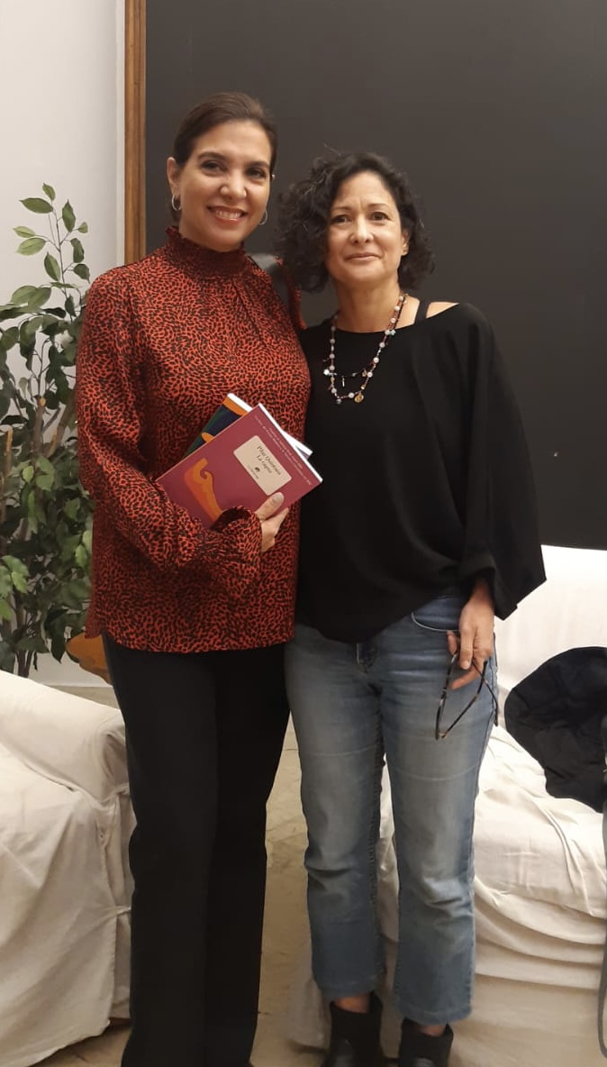 La embajadora de Colombia en Italia Ligia Margarita Quessep Bitar y la escritora Pilar Quintana.