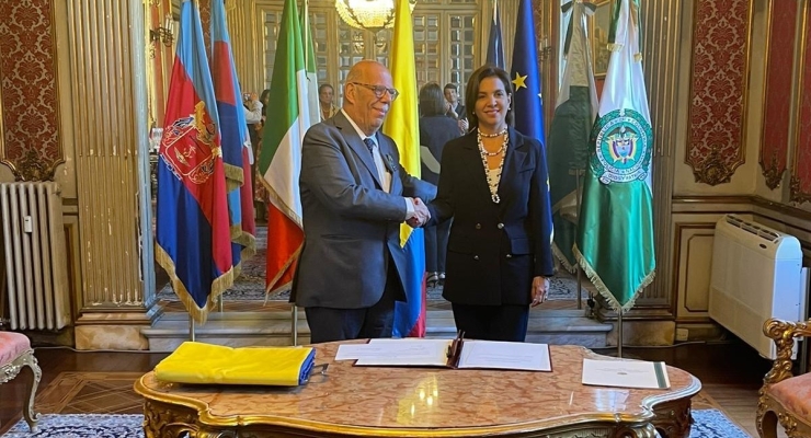 Embajadora Ligia Margarita Quessep posesionó al empresario italiano Ģianni Lusena como cónsul honorario en Florencia y Región Toscana