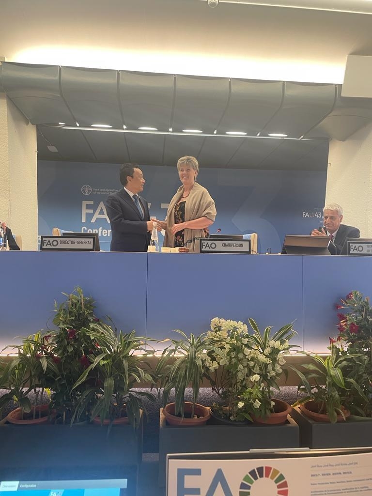 La Presidenta de la Conferencia, la  Ministra de Agricultura y Agroalimentación del Canadá, señora Marie-Claude Bibeau felicita por su reeleción al Director General de la FAO, Dr. Qu Dongyu.