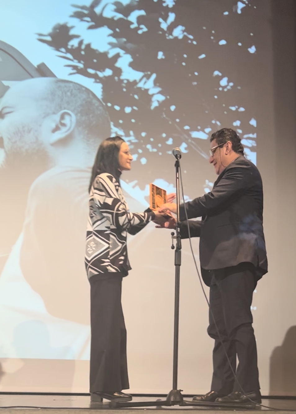 El agregado cultural Néstor Pongutá recibe el premio otorgado al director Ciro Guerra; Premio a Ciro Guerra por la Innovación y Lenguaje cinematográfico; El director del Festival Ibero- Latinoamericano de cine de Trieste junto a un grupo de galardonados e invitados.