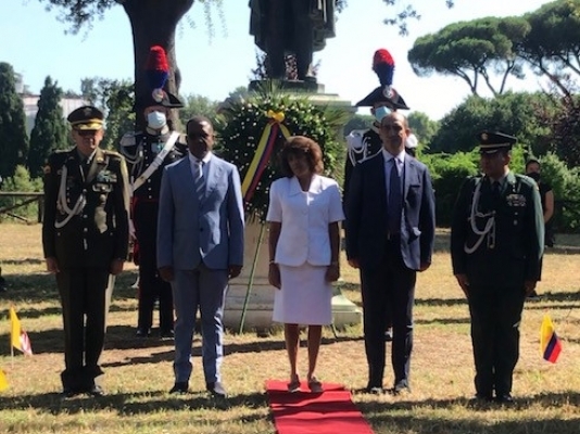 Colombia conmemoró en Roma el día de la Independencia, ante las estatuas de Simón Bolívar y Francisco de Paula Santander