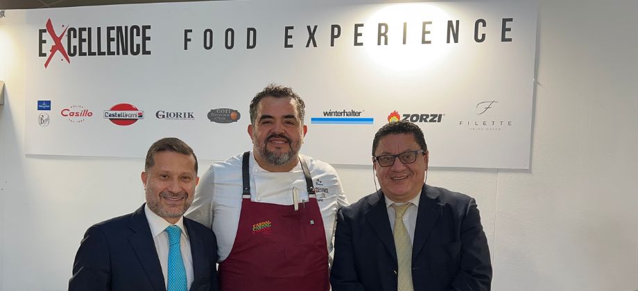 El Ministro Consejero Juan Camilo Zaretzki, el chef Roy Cáceres y el Consejero cultural Néstor Pongutá