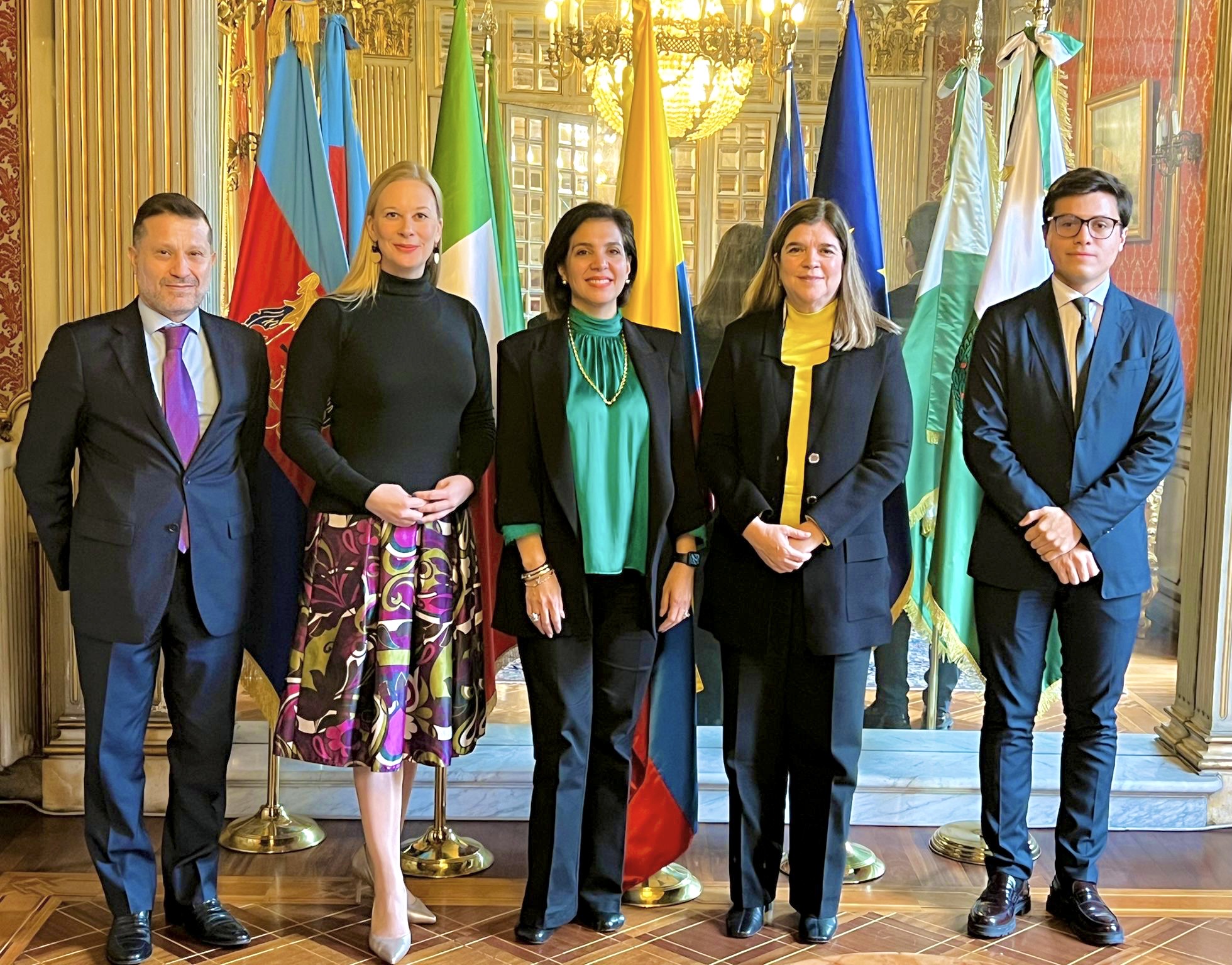 De izquierda a derecha: Ministro Consejero, Juan Camilo Saretzki Forero; Directora de País del FIDA, Maija Peltola; Embajadora, Ligia Margarita Quessep Bitar; Directora Regional para América Latina y el Caribe del FIDA, Rossana Polastri; Auxiliar Jurídico, Juan Camilo Bernal Rodríguez