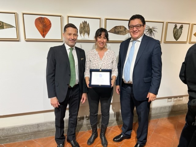 De izquierda a derecha, el Encargado de Negocios, a.i, Ministro Consejero Juan Camilo Saretzki, la ganadora del premio de fotografía Natalia Ortiz y el Agregado Cultura Néstor Pongutá