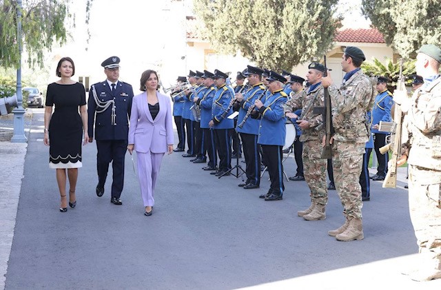 La Embajadora de Colombia llegando al Palacio presidencial acompañada por la Jefe del Protocolo, Koula Sophianou