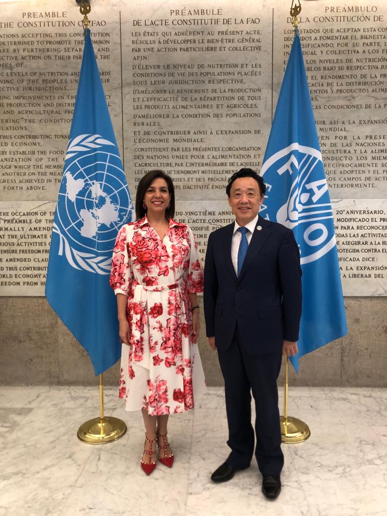 Embajadora de Colombia ante la República Italiana y Representante Permanente ante FAO, FIDA y PMA, Ligia Margarita Quessep Bitar, con el Director General de la FAO, Dr. Qu Dongyu