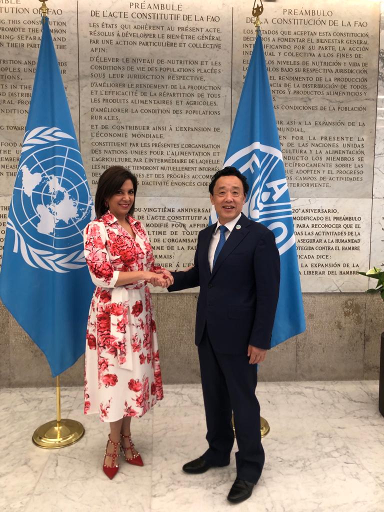 Embajadora de Colombia ante la República Italiana y Representante Permanente ante FAO, FIDA y PMA, Ligia Margarita Quessep Bitar, con el Director General de la FAO, Dr. Qu Dongyu