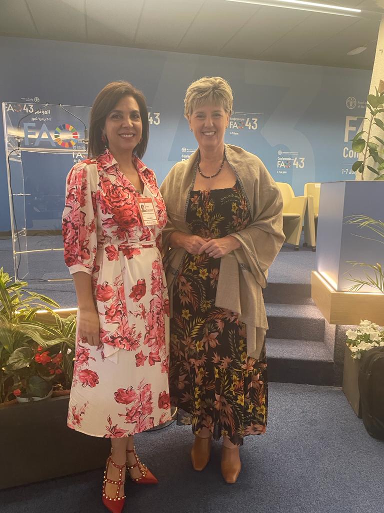  Embajadora de Colombia ante la República Italiana y Representante Permanente ante FAO, FIDA y PMA, Ligia Margarita Quessep Bitar, con la Presidenta de la Conferencia, la  Ministra de Agricultura y Agroalimentación del Canadá, señora Marie-Claude Bibeau.