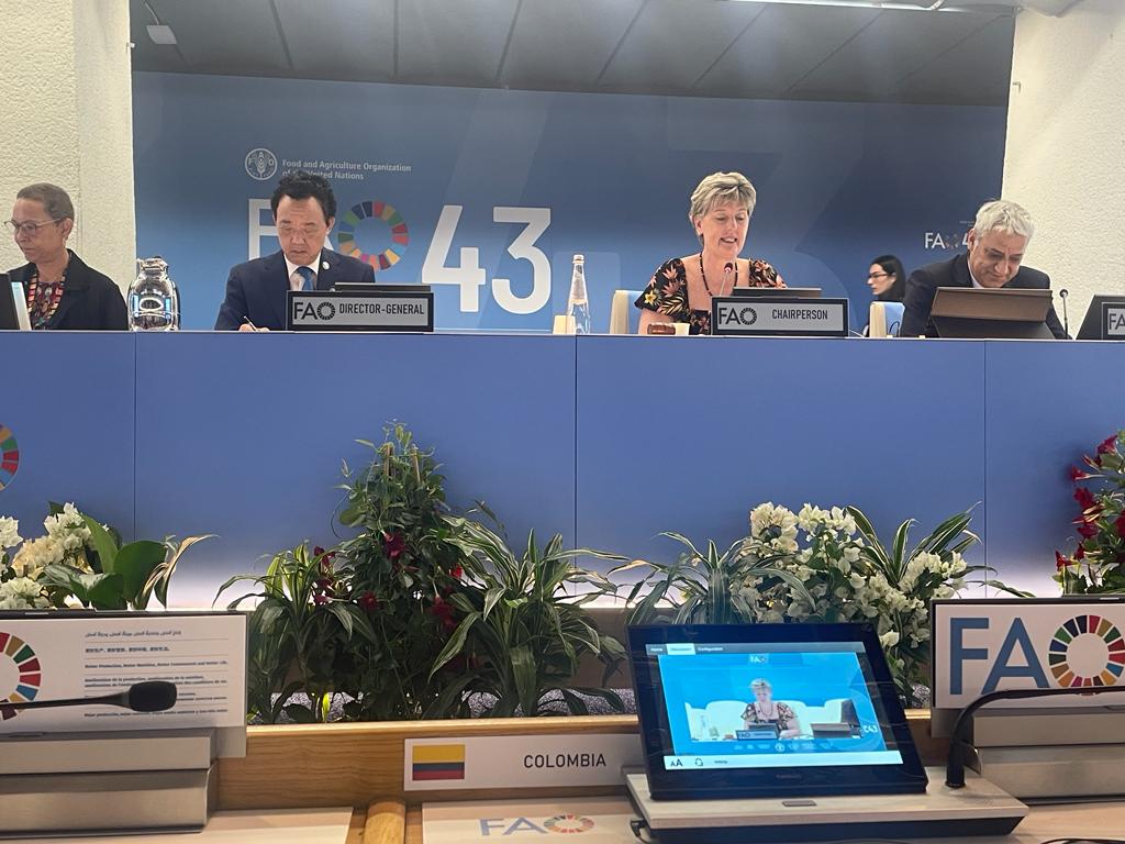 Mesa principal de la Conferencia, el Director General de la FAO, Dr. Qu Dongyu, y la Presidenta, a  Ministra de Agricultura y Agroalimentación del Canadá, señora Marie-Claude Bibeau.