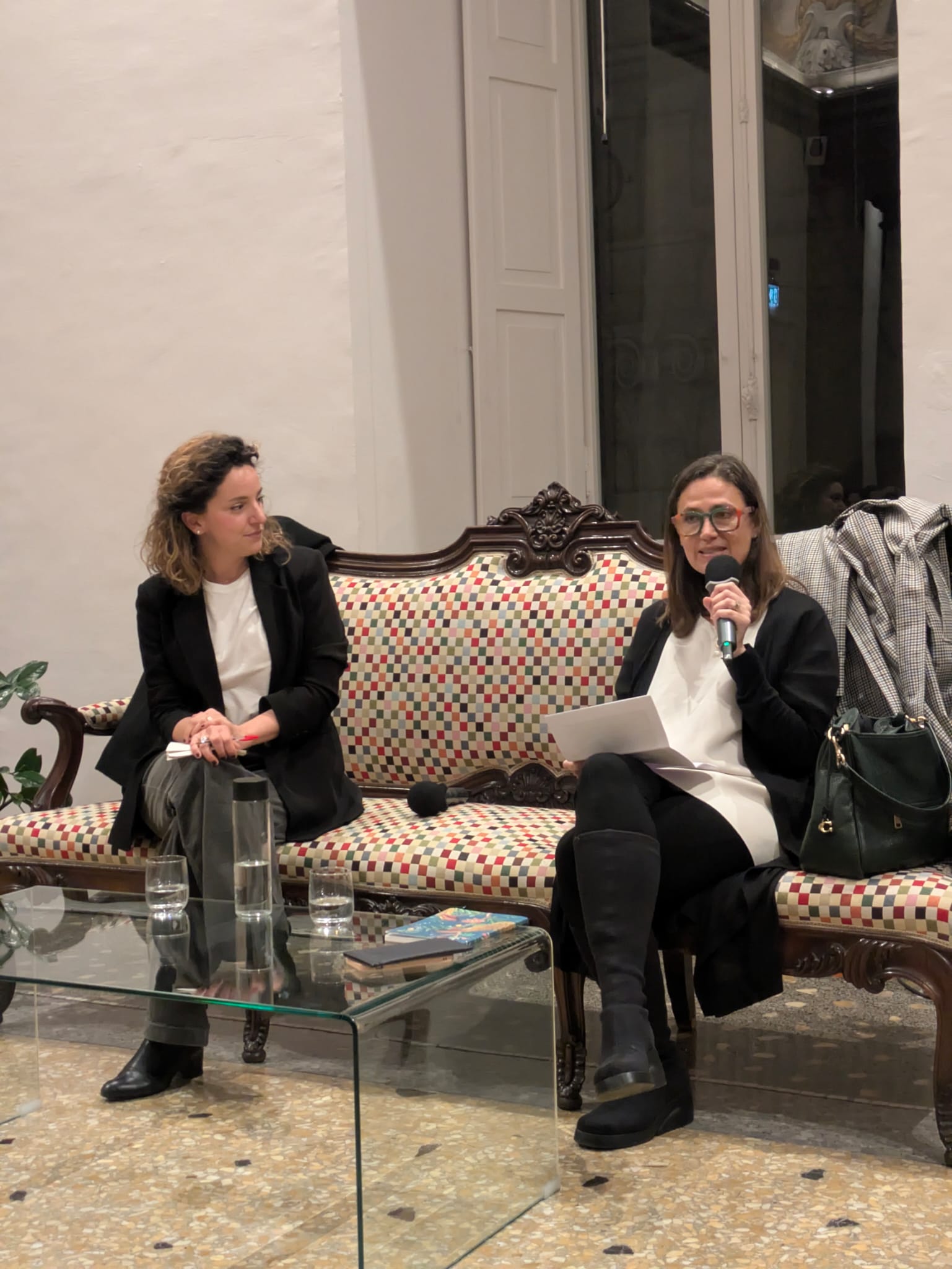 Marta Orrantia y Giulia Zavagna durante la charla – Créditos: Embajada de Colombia en Italia