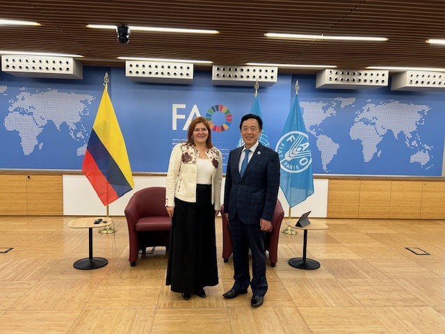 Participación en el evento paralelo Liberando el potencial de la bioeconomía amazónica”, acompaña  la Embajadora de Colombia ante la República Italiana y Representante Permanente ante la FAO, FIDA y PMA, Dra. Ligia Margarita Quessep Bitar.