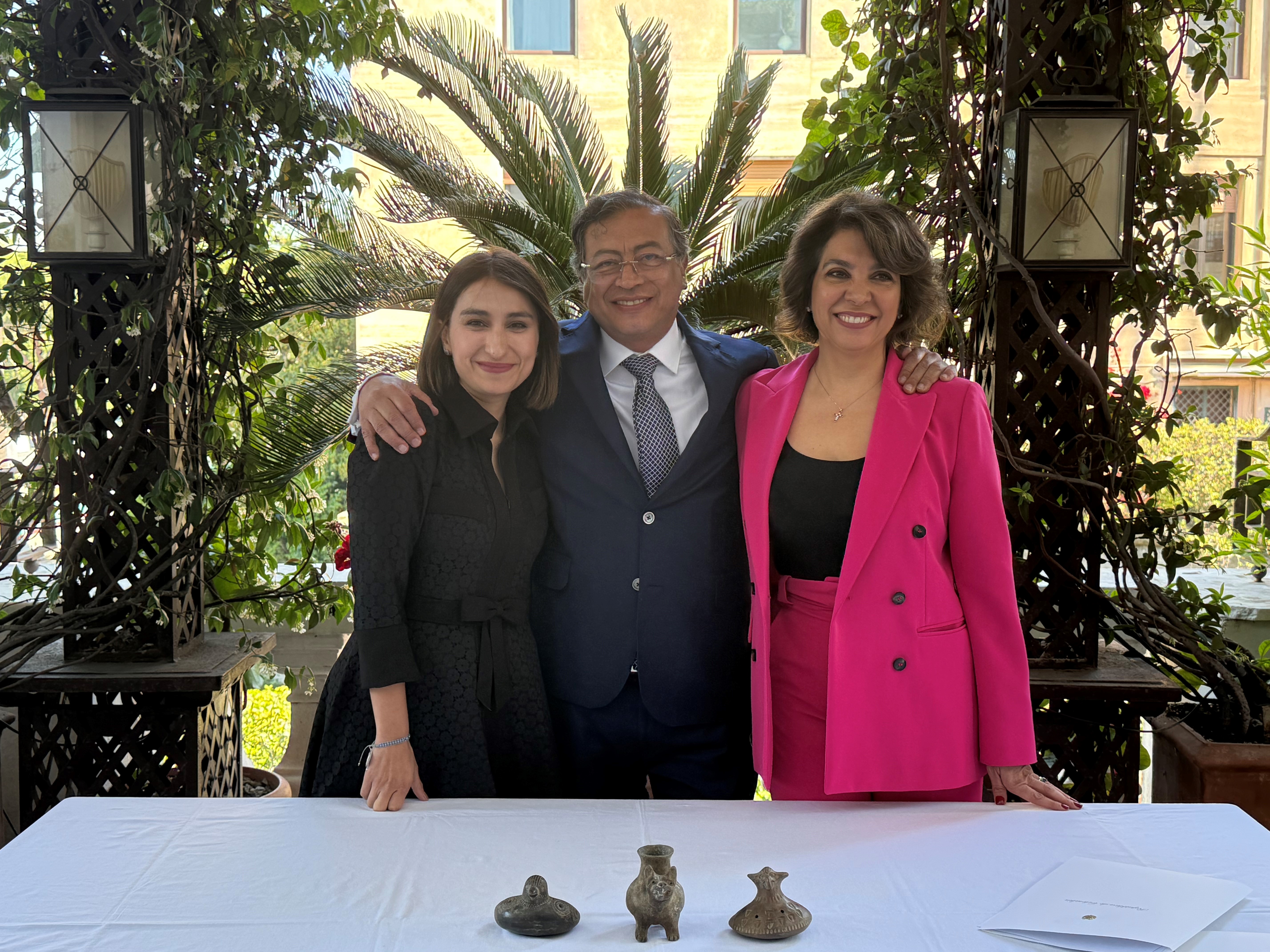 Embajadora Ligia Margarita Quessep entrega al presidente Gustavo Petro y a la Canciller Laura Sarabia tres piezas arqueológicas precolombinas que serán repatriadas desde Italia a Colombia