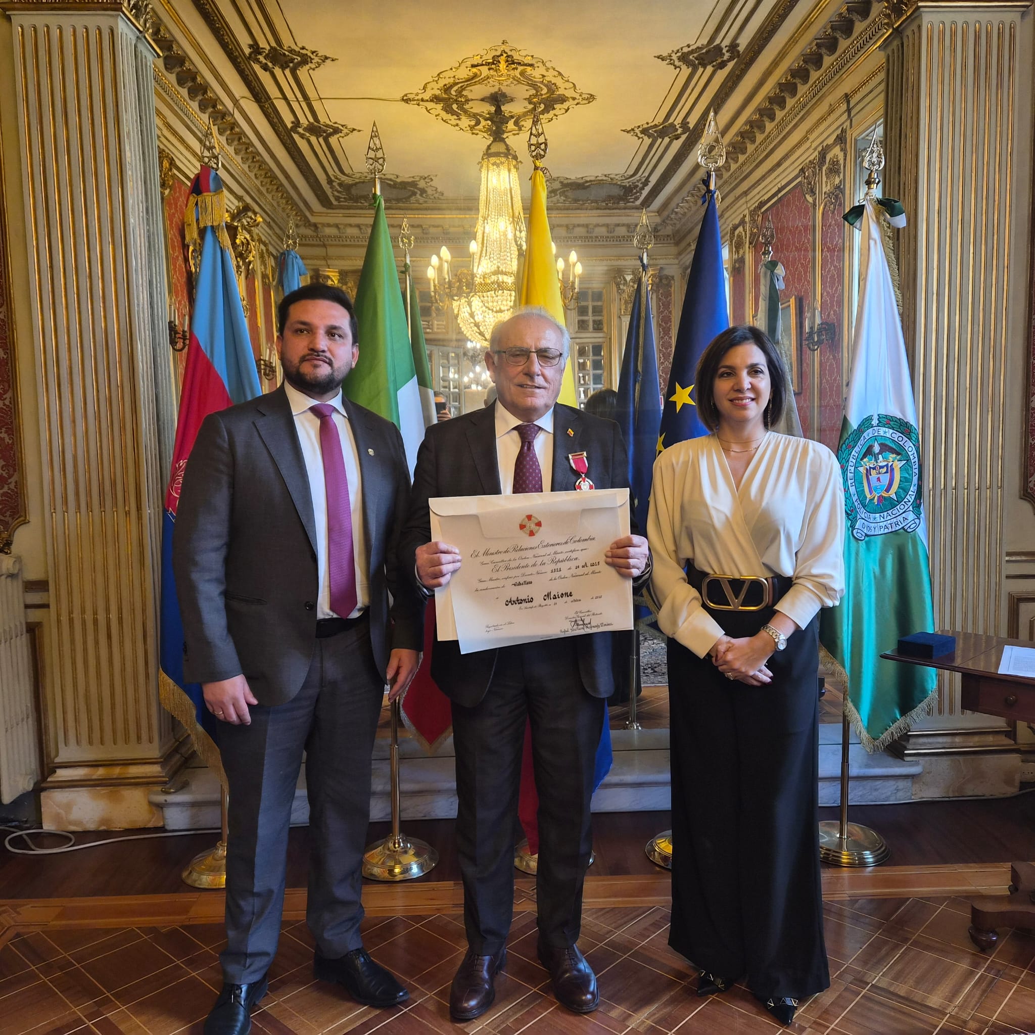 La embajadora en Italia condecora al cónsul honorario de Colombia en Nápoles