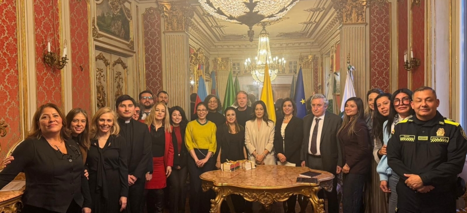 Roma, 4 de febrero de 2026. En las instalaciones de la Embajada de Colombia en Italia, se llevó a cabo el taller sobre “Trata de personas: herramientas prácticas e información sobre cómo reconocer y actuar frente a un caso”, el cual contó con la participación de organizaciones de la sociedad civil colombianas en Italia y miembros del cuerpo diplomático latinoamericano acreditado en Italia.   El taller buscó generar un debate sobre los tipos de violencia contra las personas que existen y los instrumentos dis