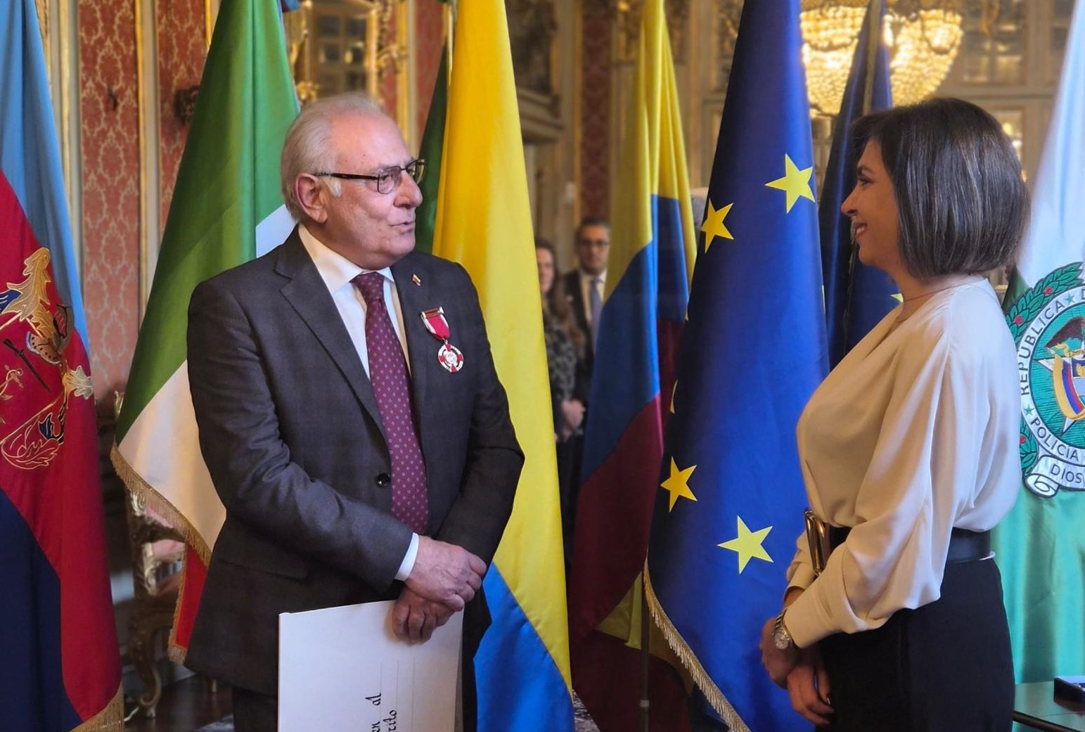 La embajadora en Italia condecora al cónsul honorario de Colombia en Nápoles