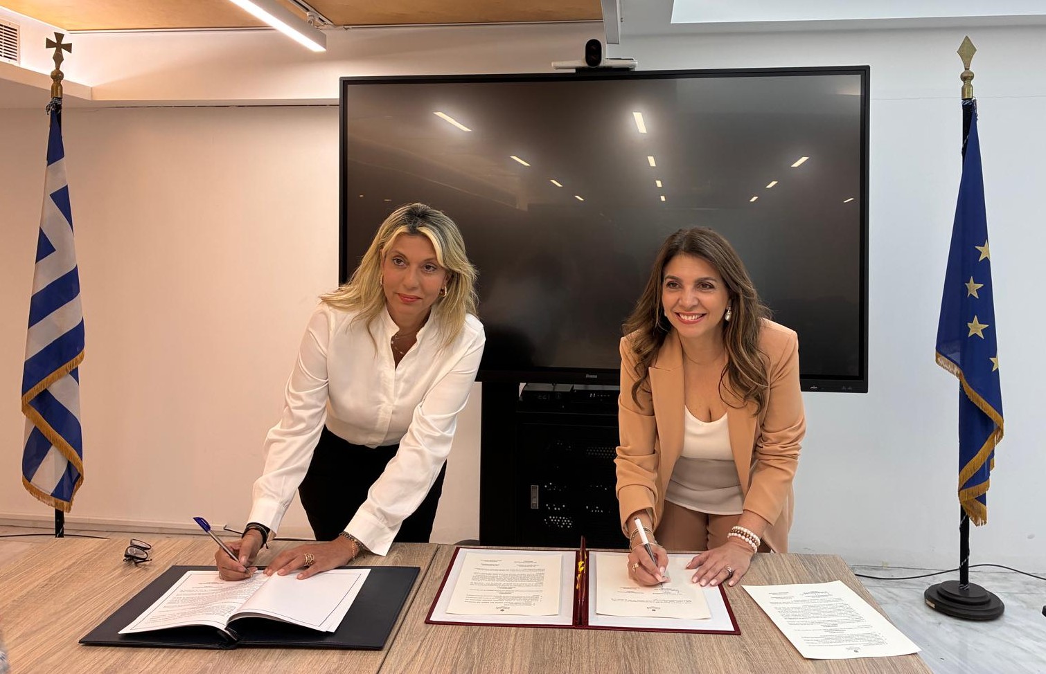 Embajadora de Colombia fortalece la agenda bilateral con Grecia y firma instrumento en el área de turismo 