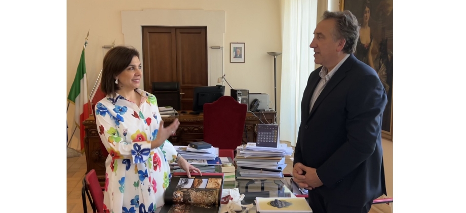 La embajadora de Colombia en Italia, Ligia Margarita Quessep, dialogó con el alcalde de Spoleto, Andrea Sisti