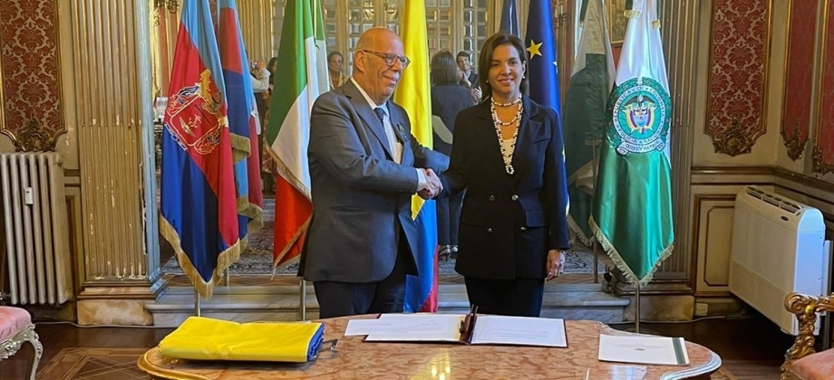 Embajadora Ligia Margarita Quessep posesionó al empresario italiano Ģianni Lusena como cónsul honorario en Florencia y Región Toscana