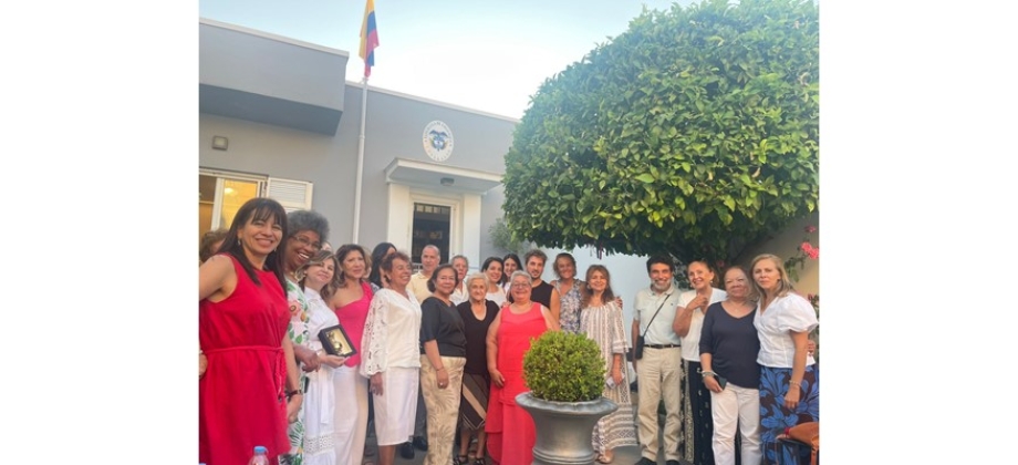 Embajadora Ligia Quessep junto a la viceministra Yolanda Villavicencio y Cónsul Honorario en Grecia sostuvieron un encuentro con la comunidad colombiana