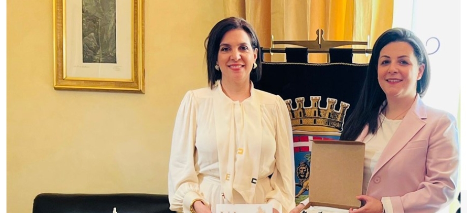 Embajadora de Colombia en Italia Ligia Margarita Quessep dialoga con la alcaldesa de Viterbo Chiara Fortini 