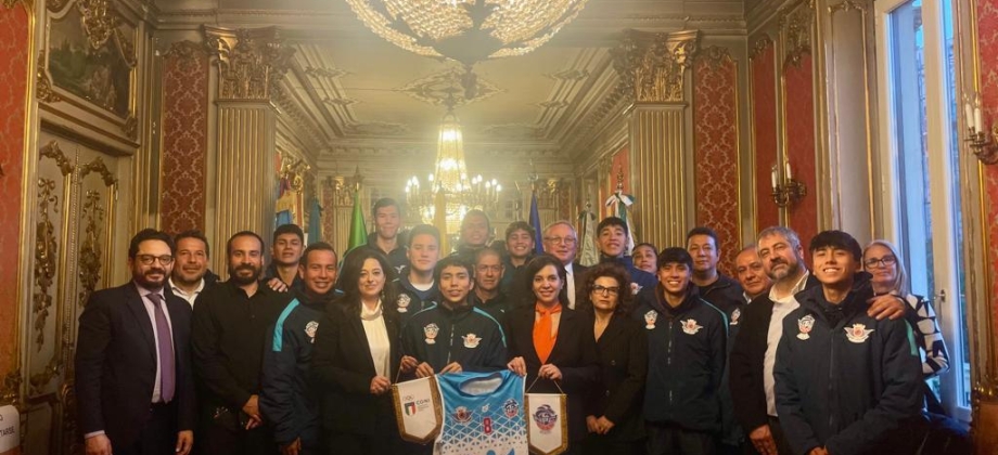 Embajadora de Colombia en Italia, Ligia Margarita Quessep, recibió delegación de basquetbolistas y dirigentes que participaron en un intercambio con Italia 