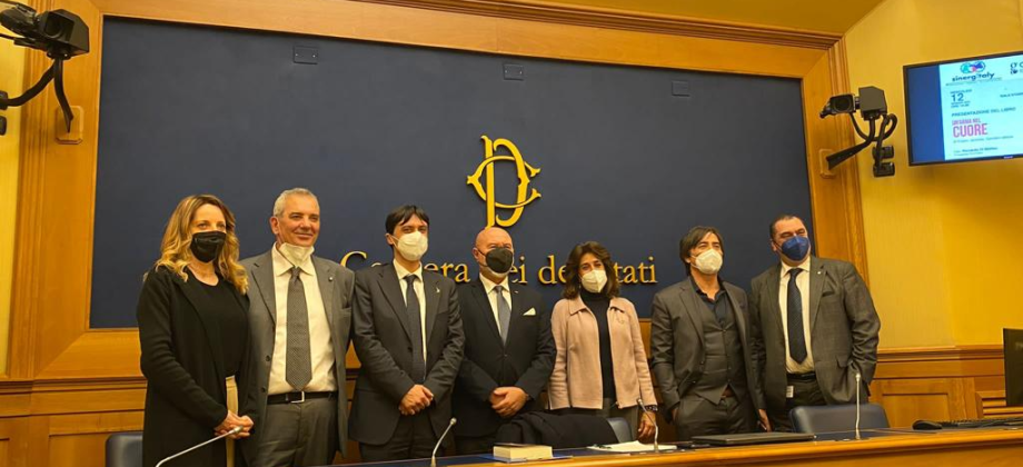 Embajadora de Colombia Gloria Isabel Ramírez participó en la presentación del libro "Un arma en el corazón" de Angelo Jannone