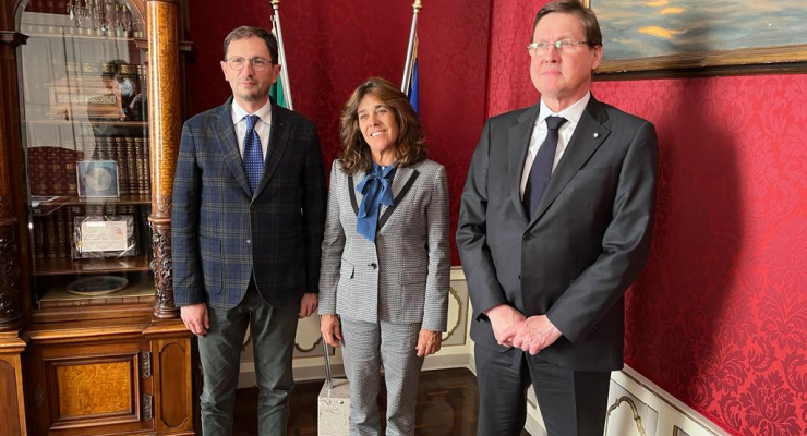 La Embajadora de Colombia en Roma en visita oficial en la ciudad portuaria de Trieste, clave en la relación 