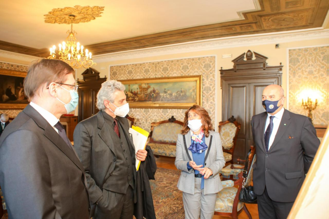 La Embajadora con, a su derecha, el Alcalde de Trieste Roberto Dipiazza, el profesor Gaetano Longo el empresario Enrico Samer 
